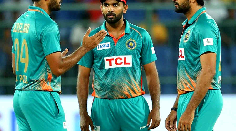 ক্যাপসির গ্লাভস আর ডব্লিউবিবিএলের ‘সেরা লিগ’ দাবি: নারী ক্রিকেটে একটা অসম্পূর্ণ রিভিউ